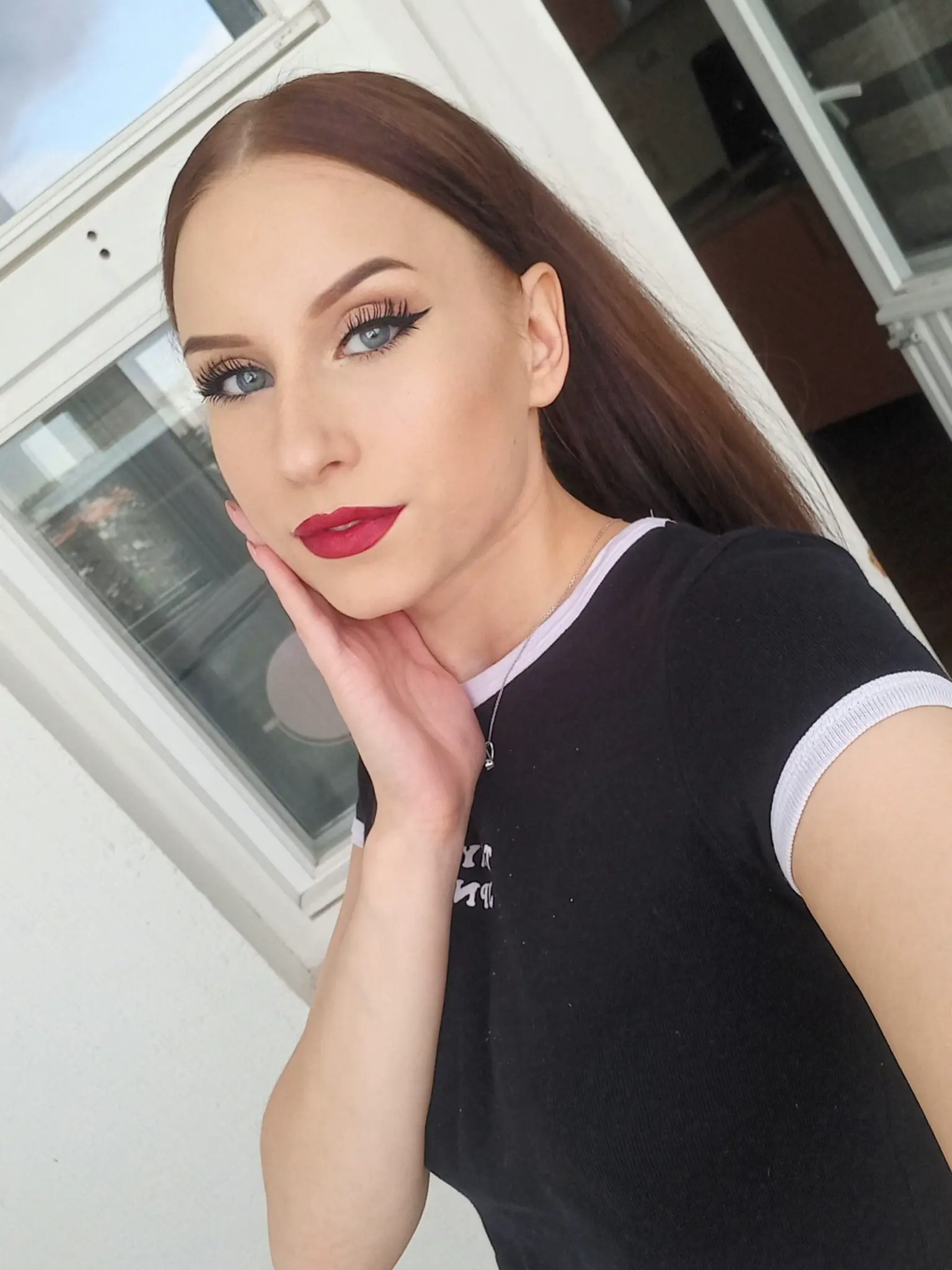 Ava Dyson 的红唇造型